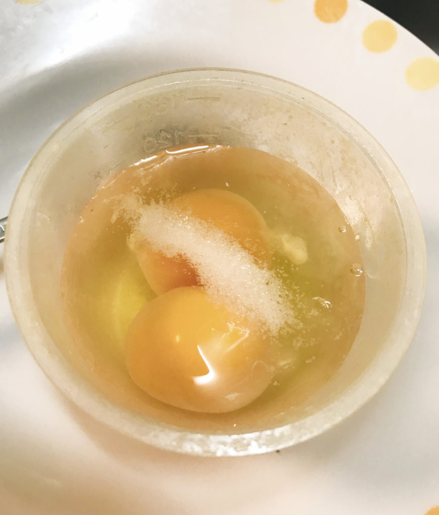 卵と塩を混ぜる